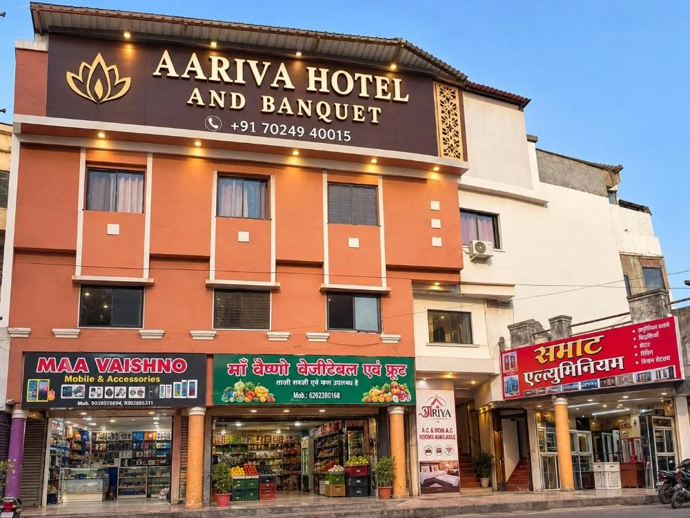 Front facade of Aariva Hotel and Banquet in Ujjain